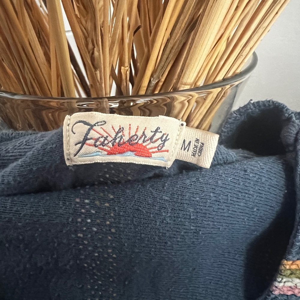 Faherty Navy Textured Hoodie - Smoke free pet free - Picture 5 of 5